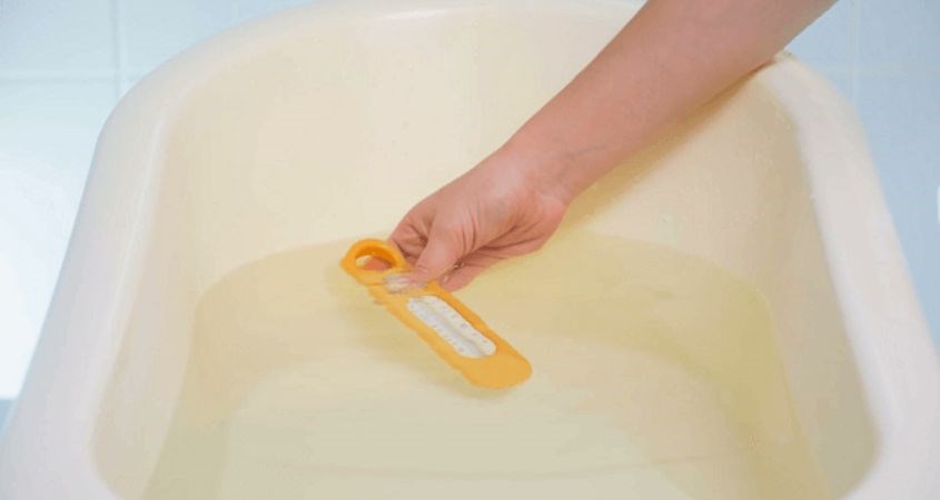 Kiểm tra nhiệt độ nước tắm của bé