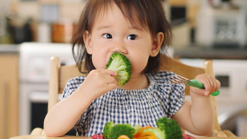 Trẻ biếng ăn phải làm sao? 6 cách khắc phục chứng biếng ăn ở trẻ