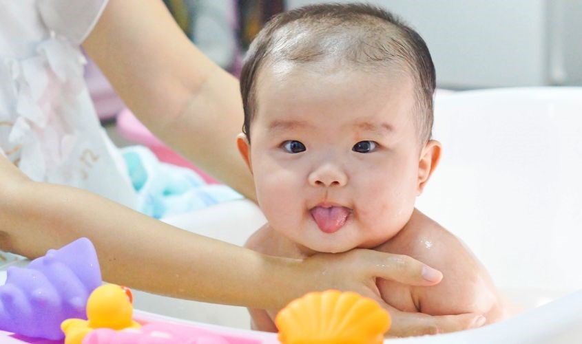 Vệ sinh sạch sẽ giúp phòng tránh việc da bé bị nổi hạt sần sùi. Nguồn: Canva Vệ sinh sạch sẽ giúp phòng tránh việc da bé bị nổi hạt sần sùi.