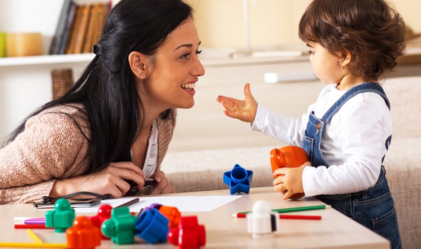 Trẻ tham gia trò chơi cùng bố mẹ giúp gắn kết tình cảm gia đình tốt hơn