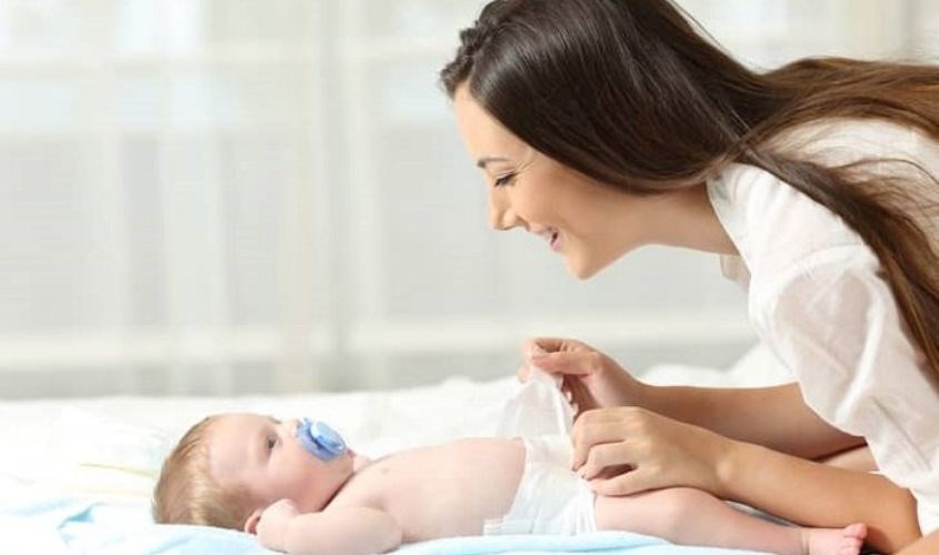Mẹ kiểm tra độ chặt của tã cho bé