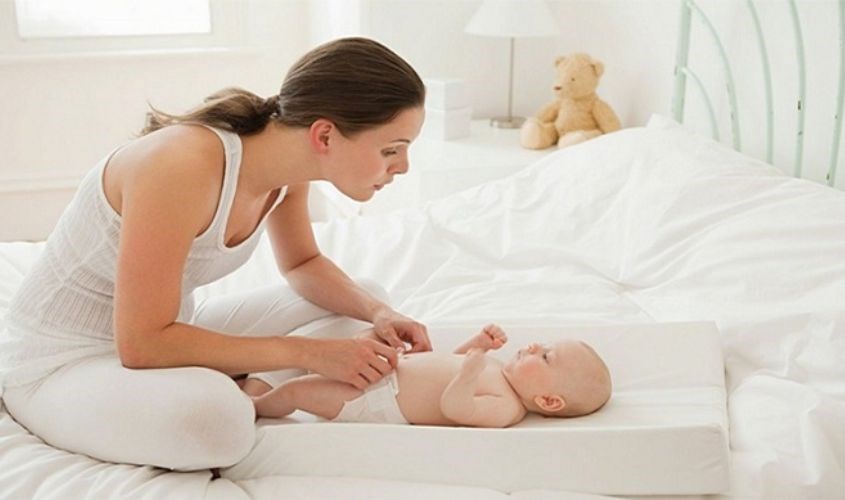 Mặc tã dán cho bé từ 2-12 tháng tuổi
