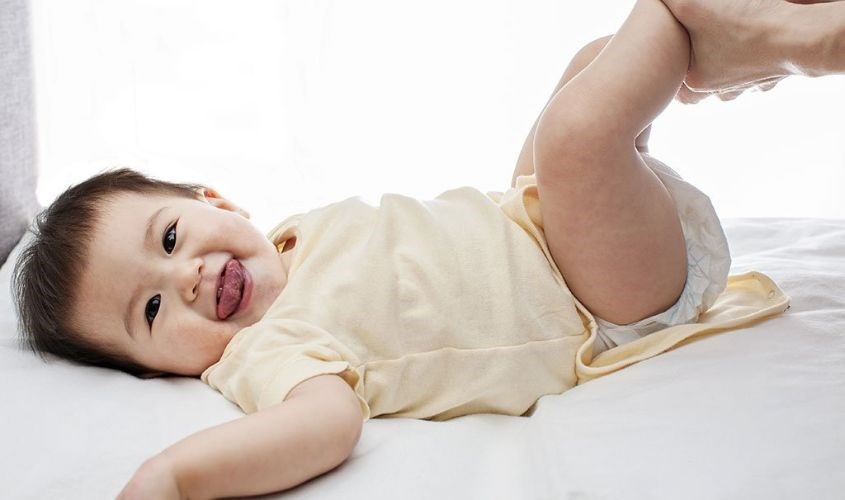 Mặc tã quần cho bé vào mùa hè thoải mái