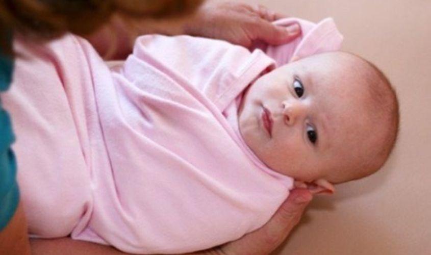 Cách quấn tã cho bé từ 2 đến 12 tháng tuổi