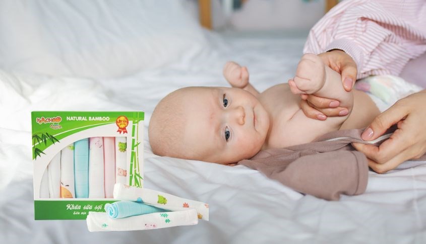 Dùng khăn sữa sợi tre KACHOOBABY 2 lớp 30x30 cm lau nhẹ vùng da tổn thương Dùng khăn sữa sợi tre KACHOOBABY 2 lớp 30x30 cm lau nhẹ vùng da tổn thương