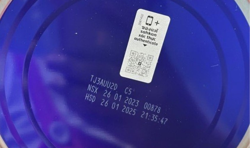 Thông tin ngày sản xuất và hạn sử dụng của sữa thật được in nổi