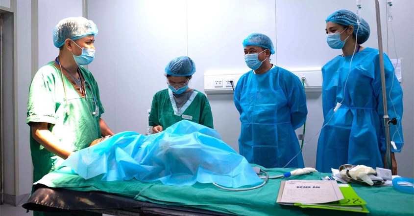 bác sĩ tiến hành phẫu thuật cho bé