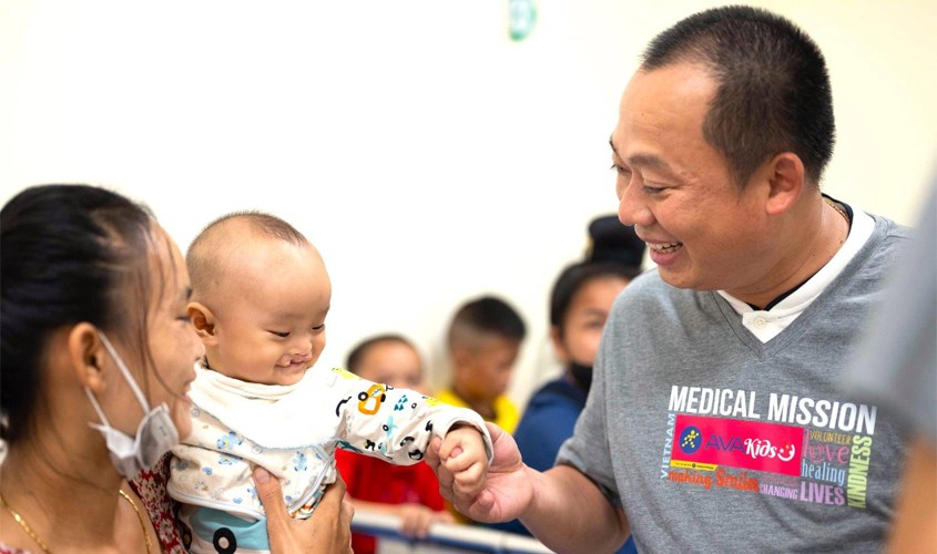 Ông Hiểu Em thăm hỏi các em nhỏ