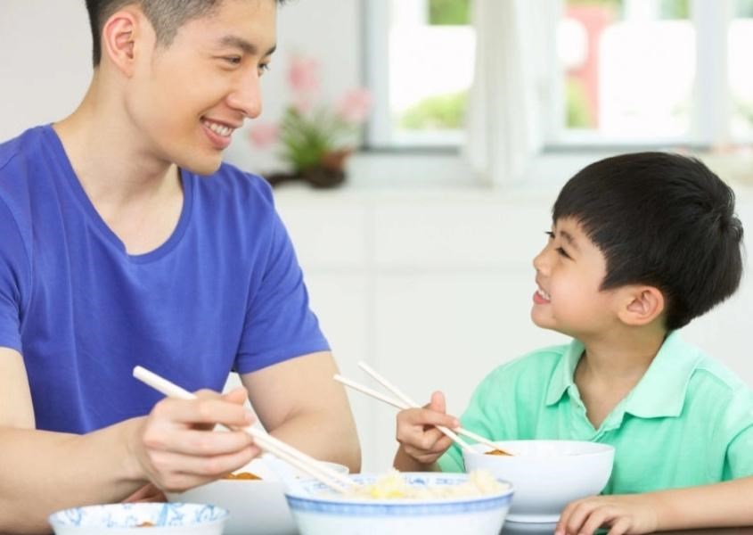 Ba mẹ nên đưa ra những chỉ dẫn chi tiết để con hiểu rõ hơn về nhiệm vụ của mình