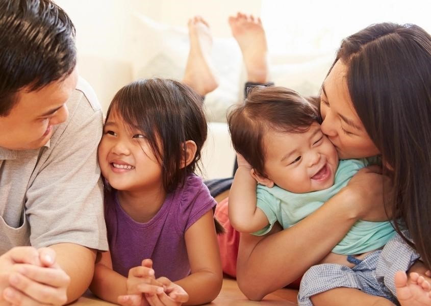 Nếu trẻ làm việc tốt, ba mẹ có thể khen trẻ