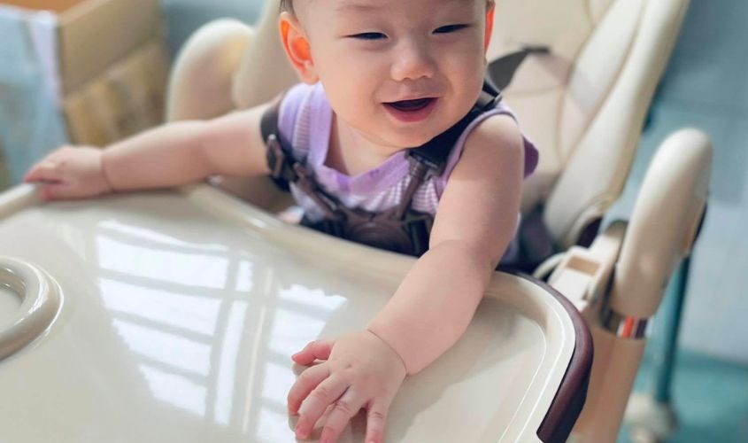 Ghế ăn dặm Chilux có khay ăn rộng rãi
