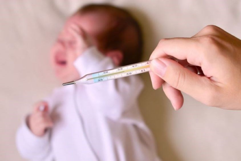 Trẻ sơ sinh ngủ ít có sao không?