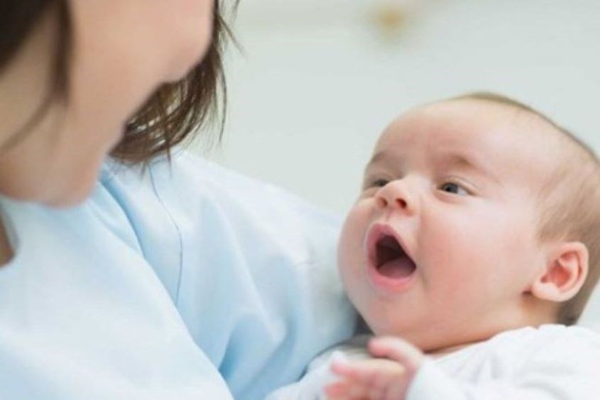 Trẻ sơ sinh ngủ ít có sao không?