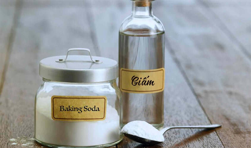 Tẩy giày bằng baking soda và giấm