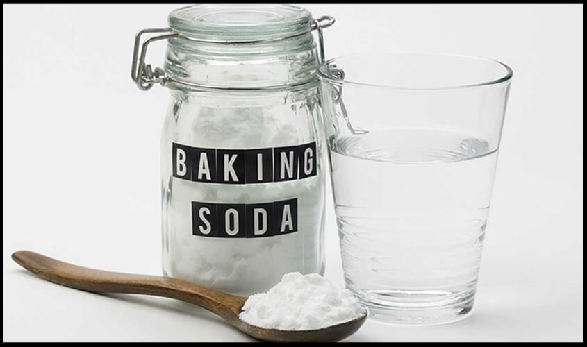 Tẩy giày bằng baking soda và nước ấm