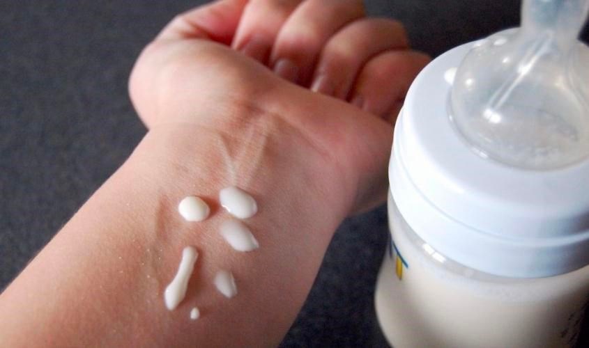 Nhỏ giọt sữa ra tay để kiểm tra nhiệt độ trước khi cho bé bú