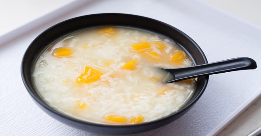 Cho trẻ ăn những thực phẩm nhẹ và giàu tinh bột như: cháo, sữa, bánh quy, khoai tây…Nguồn hình Istock