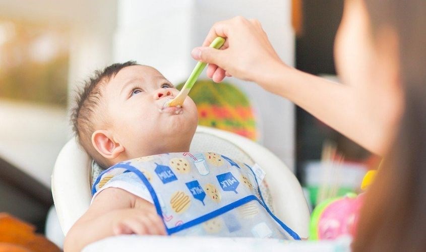 Ăn dặm sớm khiến trẻ dễ chán sữa mẹ