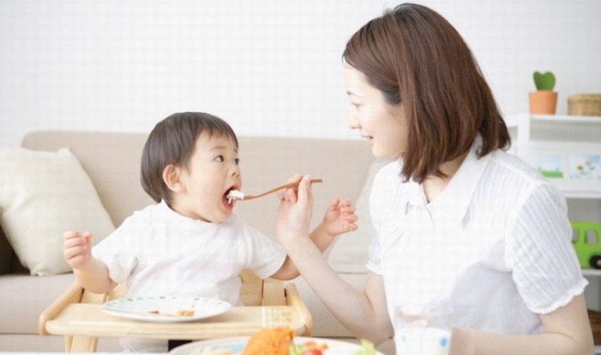 Cho trẻ ăn ít để thích nghi với thức ăn