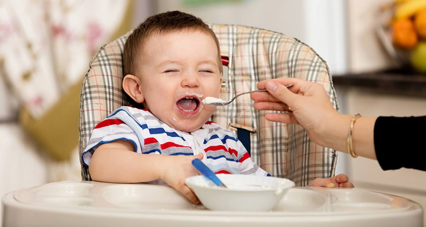 Nên cho trẻ ăn dặm từ 6 tháng tuổi trở lên