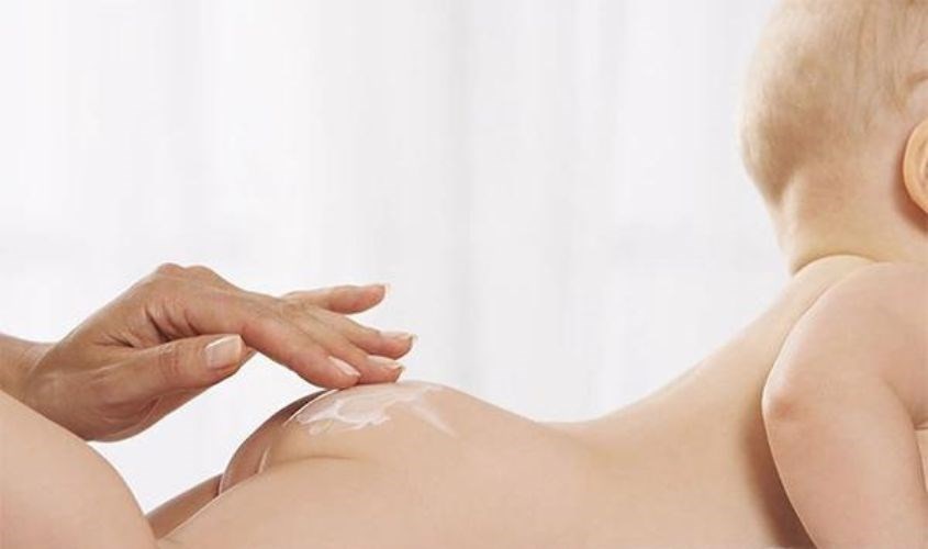 Bị hăm nặng nên đưa bé đi khám bác sĩ