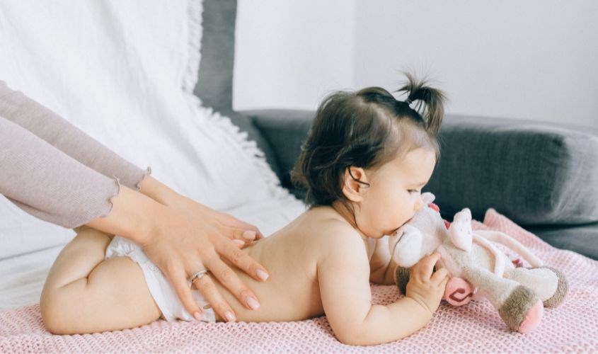 Đảm bảo rằng bỉm/ tã phải vừa khít để che phủ toàn bộ mông bé