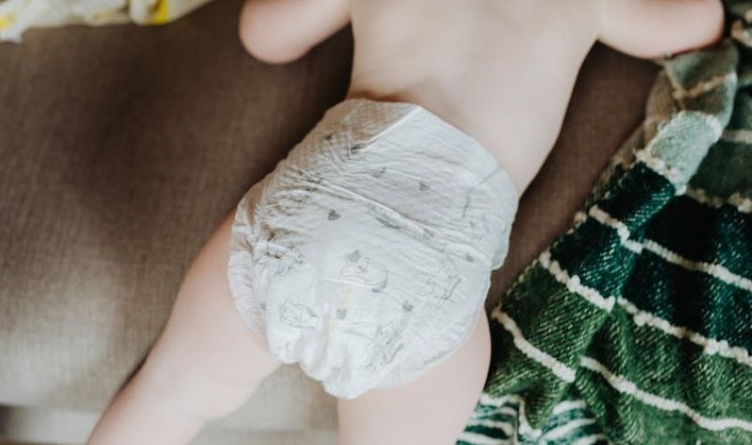 Mặc bỉm 24/24 sẽ khiến bé nóng hơn, gây khó chịu.