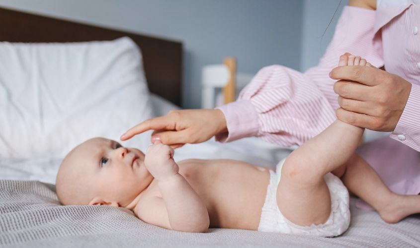 Vệ sinh sạch sẽ vùng da mặc tã của bé