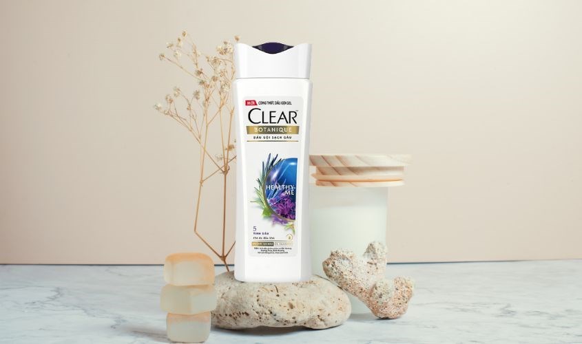 Dầu gội CLEAR Botanique 5 Tinh Dầu giúp làm sạch da đầu và ngăn gàu quay lại.