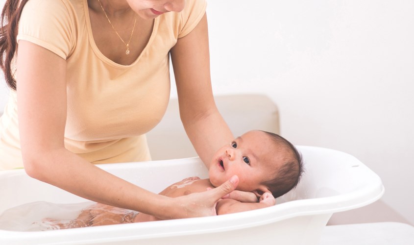 Mẹ cần tắm cẩn thận để nước không làm ướt rốn của bé