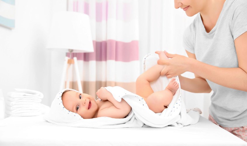 Mẹ nhanh chóng lâu khô người cho bé bằng khăn mền