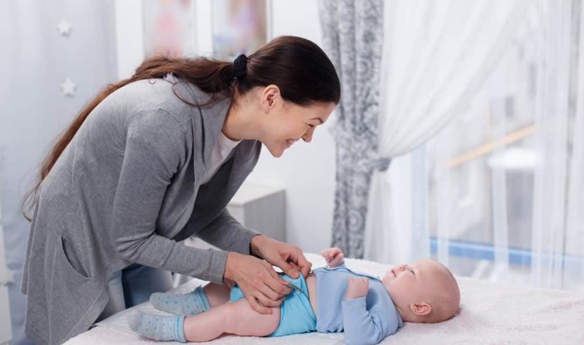 Cuối cùng mặc tã và quần áo sạch cho bé 