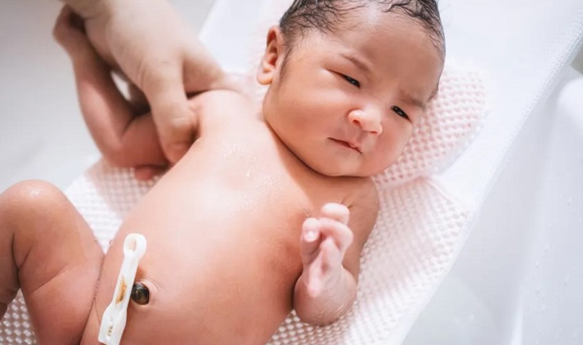 Nếu trời se lạnh, mẹ có thể dùng khăn ấm lau rửa cơ thể cho bé 