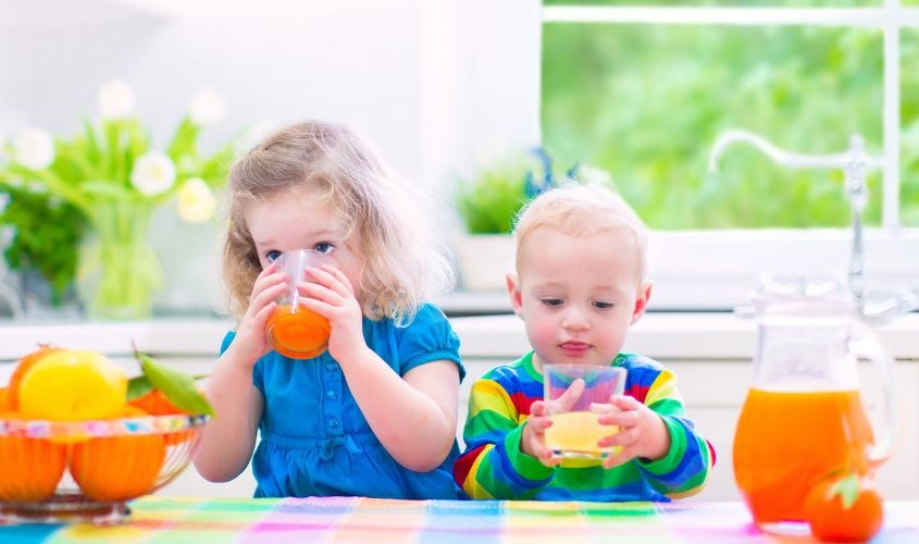 Cho con uống nước ép trá cây với lượng thích hợp tuỳ vào từng độ tuổi Cho con uống nước ép trá cây với lượng thích hợp tuỳ vào từng độ tuổi