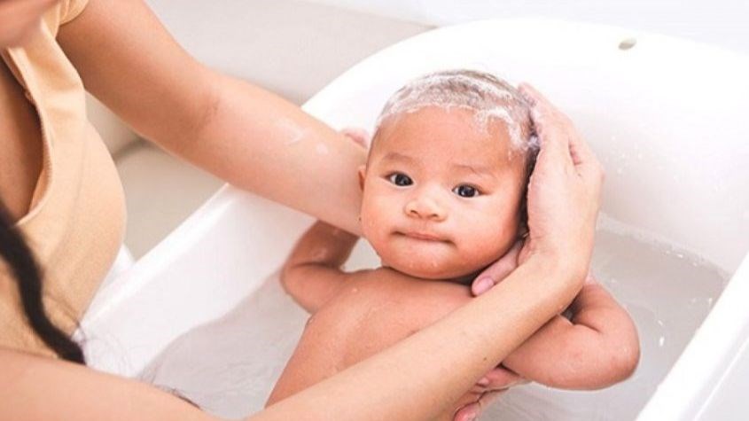 Massage nhẹ nhàng da đầu cho trẻ