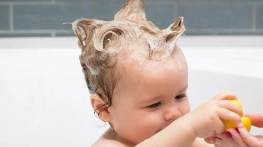 Mẹ nên chọn thời điểm thích hợp để gội đầu cho con yêu