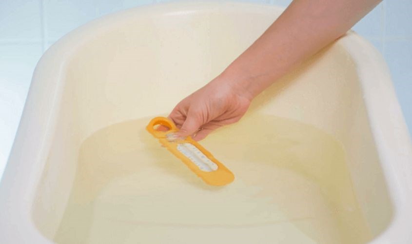 Dùng nhiệt kế để xem nước tắm đã vừa hay chưa