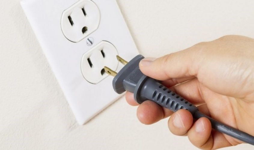 Cắm dây nguồn của máy vào ổ điện