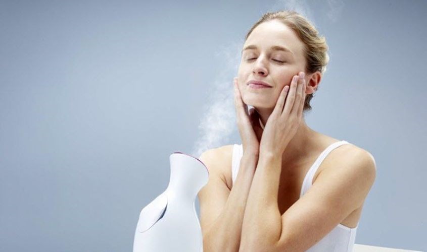 Tẩy trang, làm sạch da mặt trước khi xông hơi