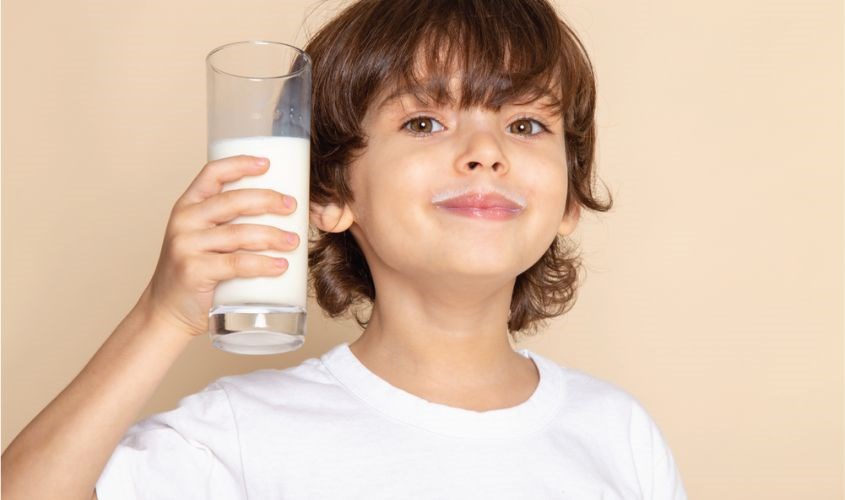 Lưu ý không cho trẻ uống sữa khi đói vì sẽ tạo cảm giác no giả