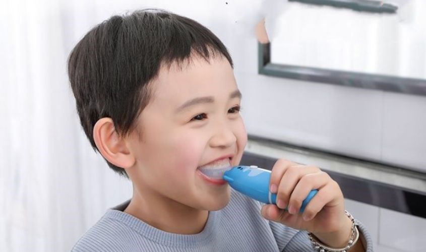 Hướng dẫn bé đưa bàn chải điện chữ U ôm gọn vào hàm răng