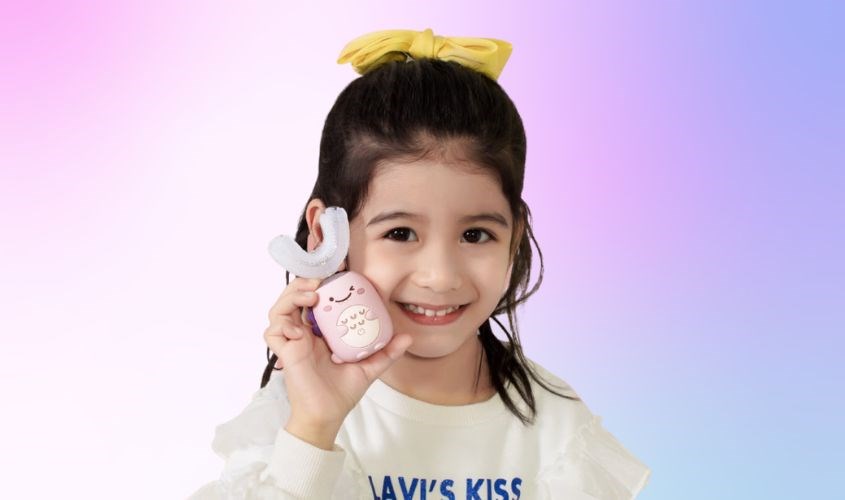 Dùng bàn chải điện chữ U sẽ giúp bé làm sạch những vị trí khuất trong miệng