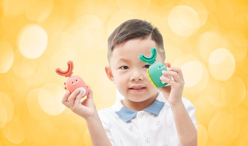 Bàn chải chữ U chỉ phù hợp với những trẻ từ 2 tuổi trở lên.