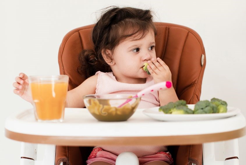 Tặng ghế ăn dặm cho bé (Ảnh: Freepik)