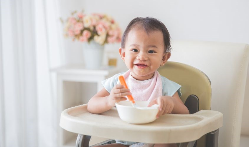 Đừng đút bé ăn nếu bé đã tự ăn được Đừng đút bé ăn nếu bé đã tự ăn được