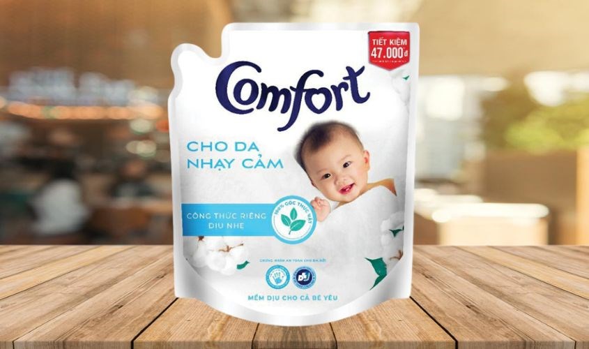 Nước xả quần áo cho bé Comfort cho da nhạy cảm hương phấn dịu nhẹ túi 2.6 lít