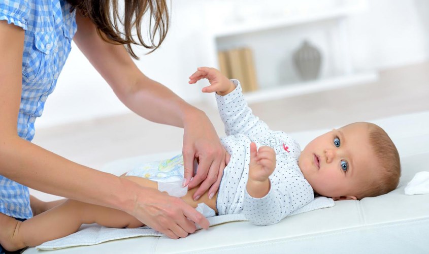 Mẹ nên thay bỉm quần thường xuyên cho trẻ