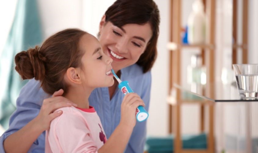 Ba mẹ nên bên cạnh bé để giám sát việc đánh răng