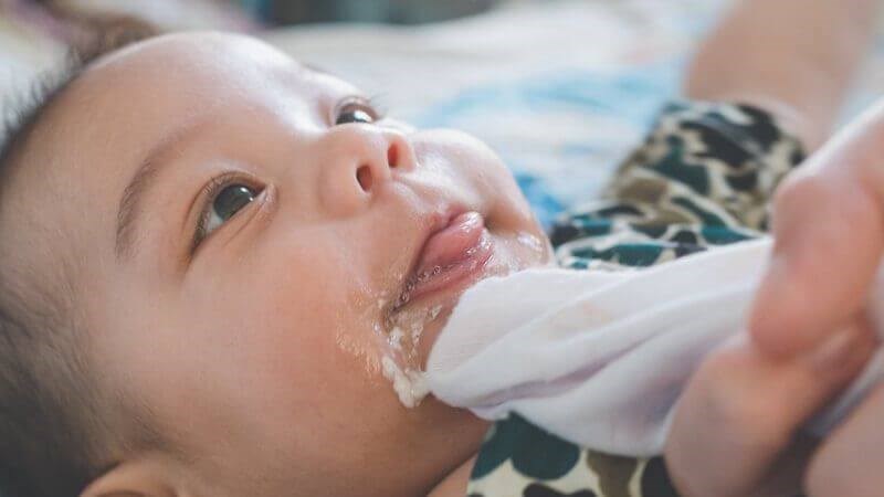 Nôn mửa, đau bụng ở trẻ em là dấu hiệu cần đến gặp bác sĩ sớm