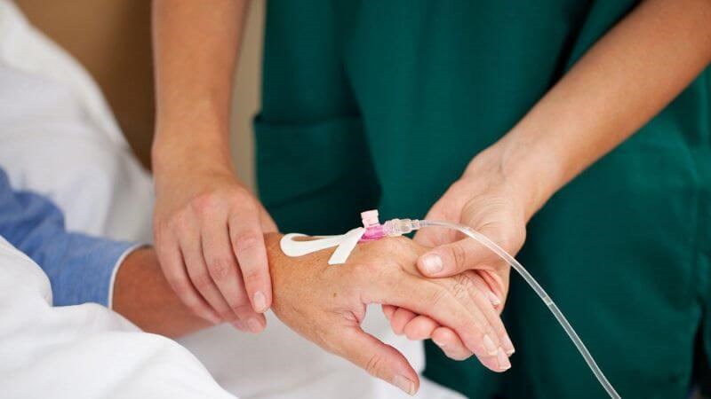 Bác sĩ sẽ truyền nước và điện giải bằng đường tĩnh mạch nếu ngộ độc thực phẩm nặng